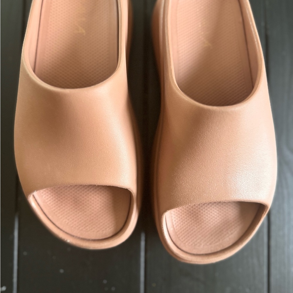 Chic Tan Women's Slides